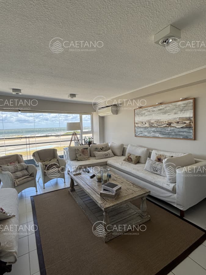 Apartamento en Alquiler, 3 dormitorios + dependencia, Primera Linea