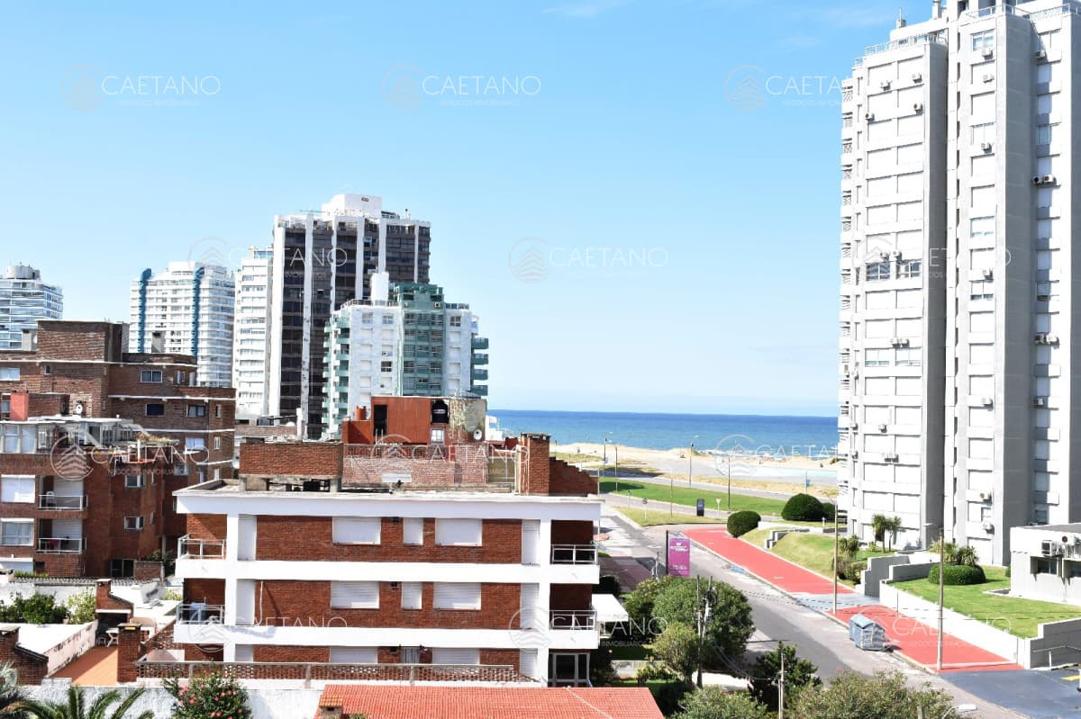 Apartamento amplio y luminoso Mansa, Punta del Este, 2 Dormitorios. — foto 2