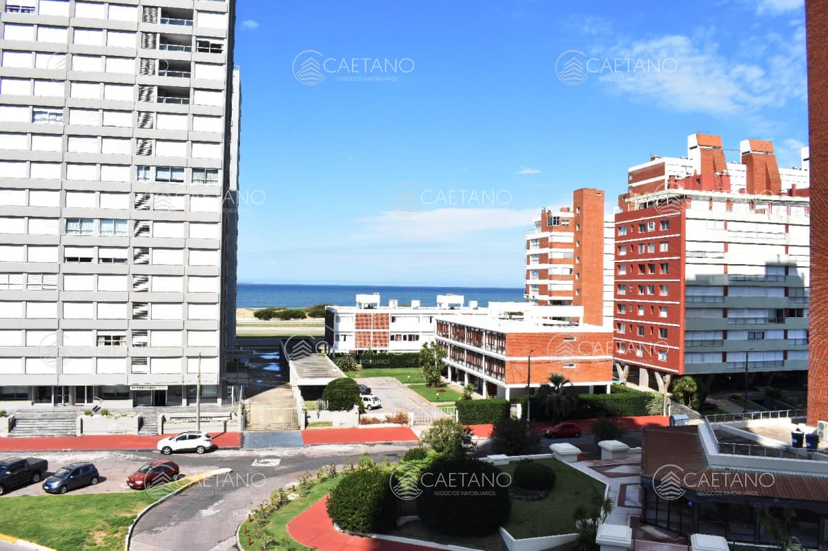 Apartamento amplio y luminoso Mansa, Punta del Este, 2 Dormitorios. — foto 3