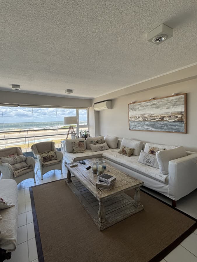 Apartamento en Alquiler, 3 dormitorios + dependencia, Primera Linea