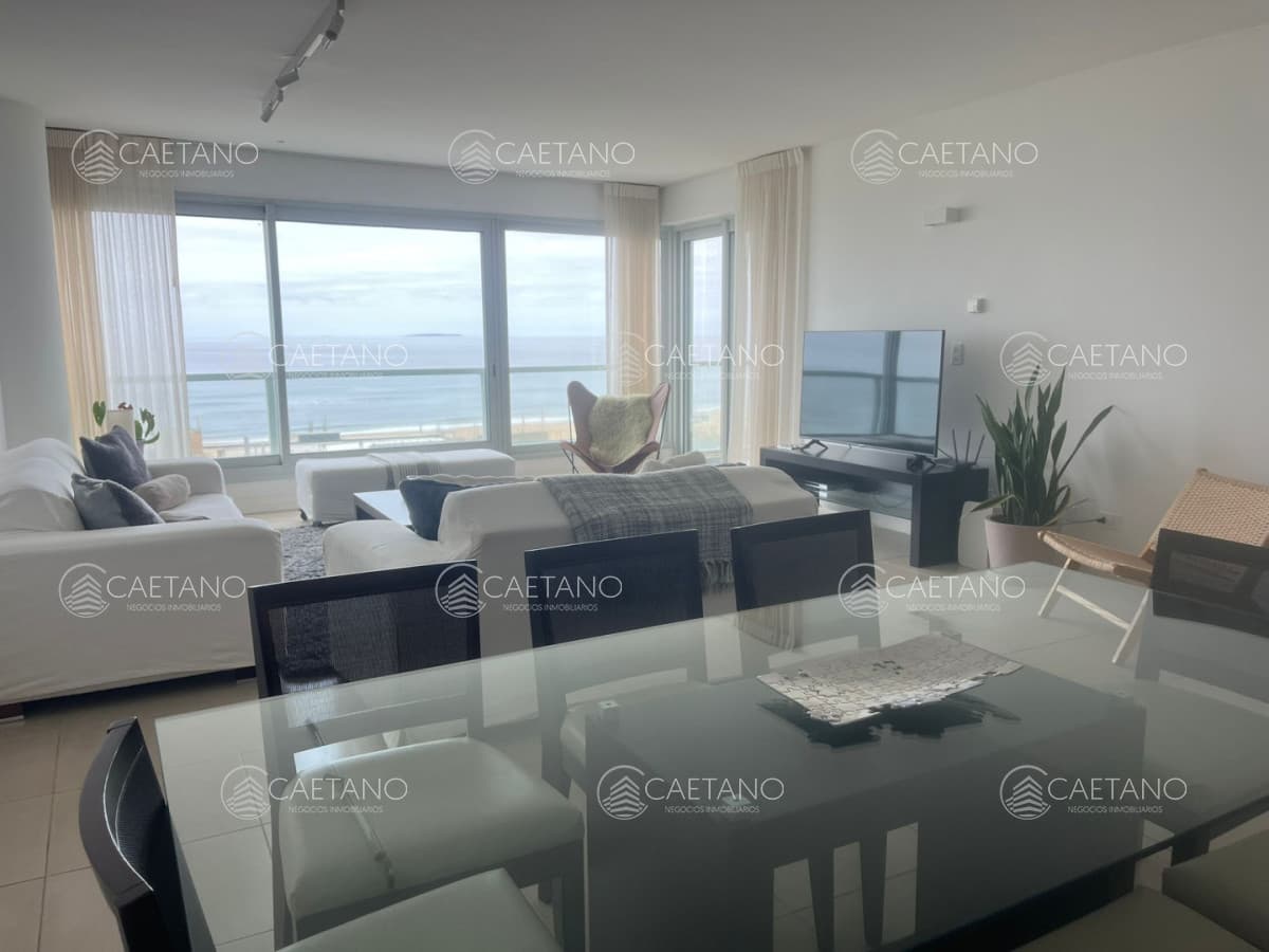 Apartamento de dos dormitorios en venta en Playa Brava con balcón — foto 3