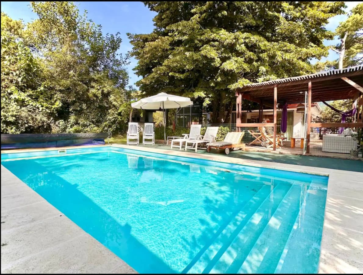 Casa con amplio parque y piscina