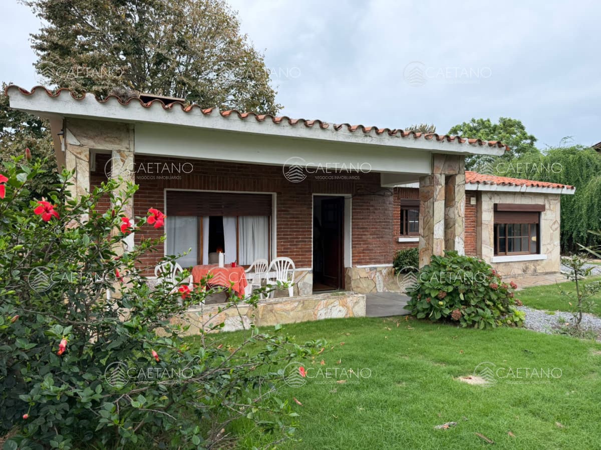 Hermosa casa en venta en Pinares terreno esquinero — foto 2