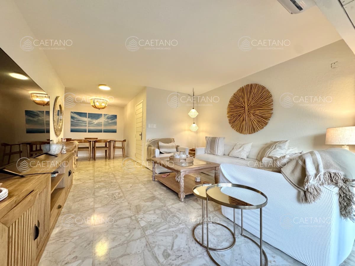 Excelente apartamento a pasos del mar en venta sobre playa mansa — foto 3