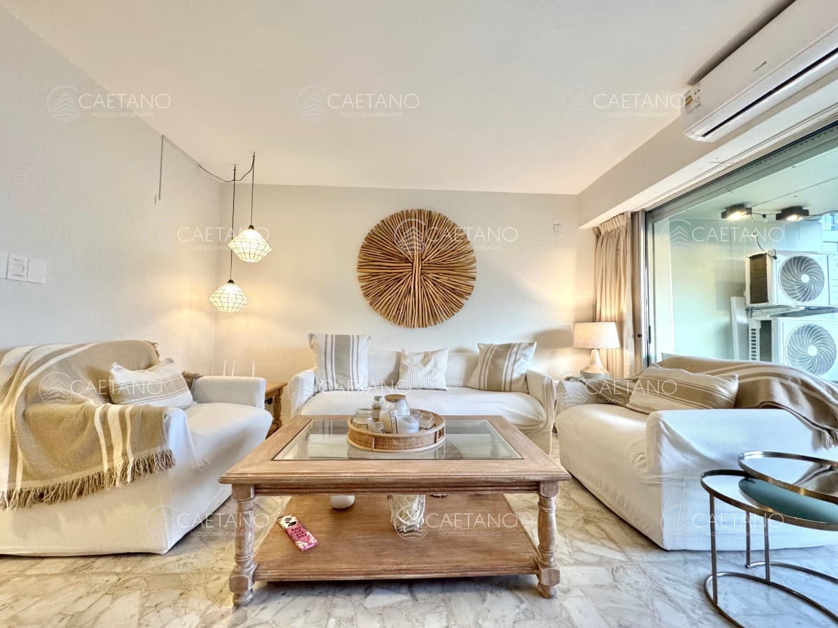 Excelente apartamento a pasos del mar en venta sobre playa mansa