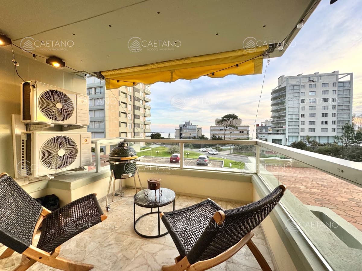Excelente apartamento a pasos del mar en venta sobre playa mansa — foto 2