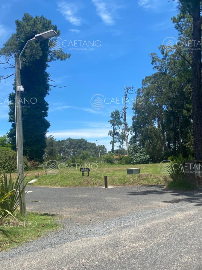 Terreno esquinero en venta en La Residence