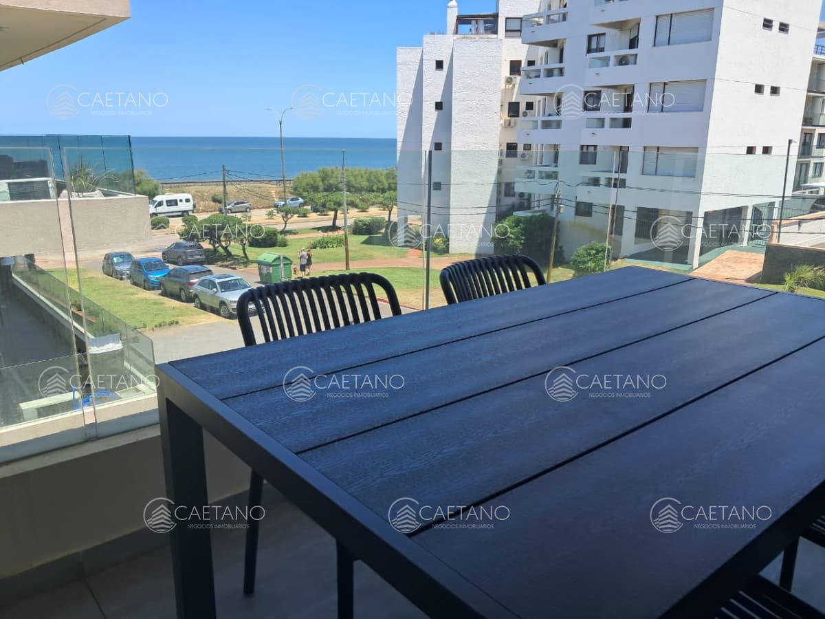 Alquiler anual de apartamento 2 dormitorios frente al mar playa mansa — foto 3