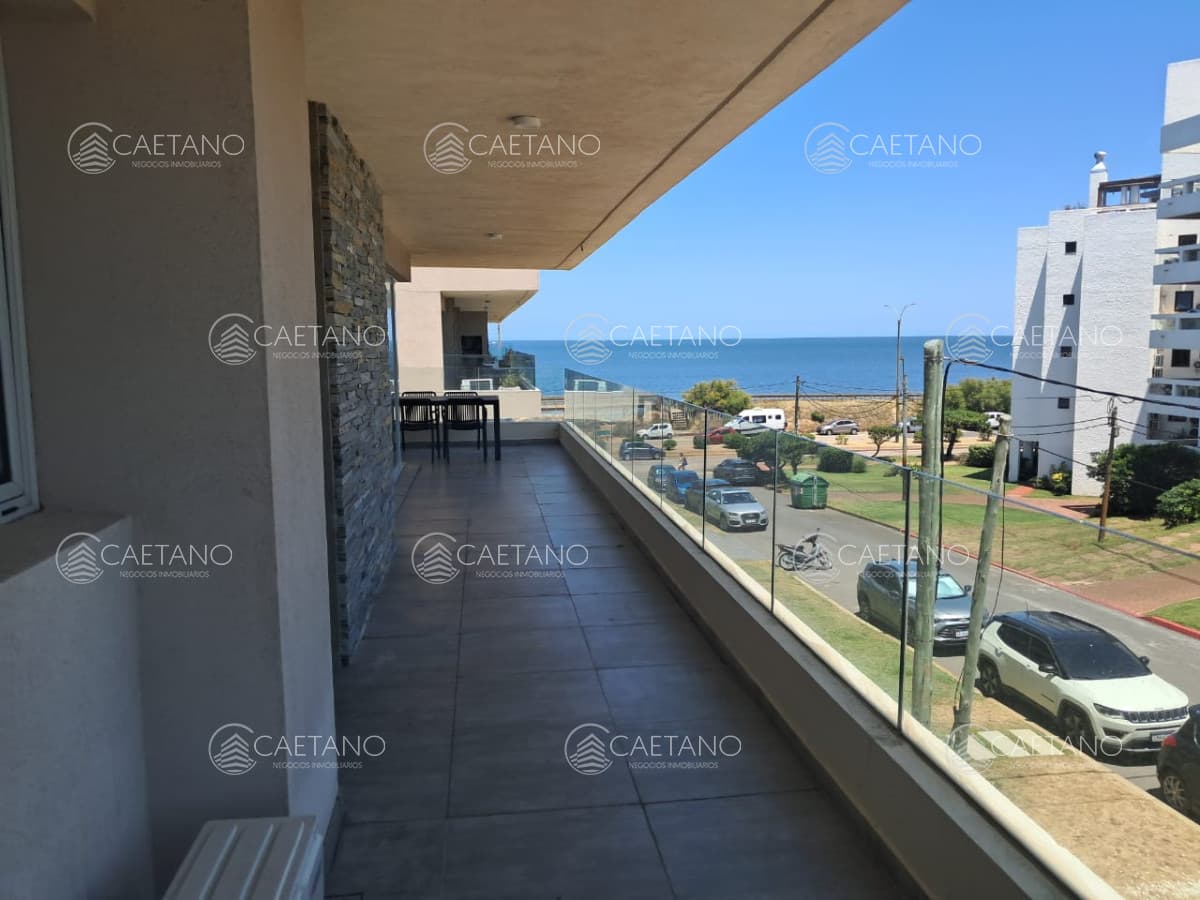 Alquiler anual de apartamento 2 dormitorios frente al mar playa mansa