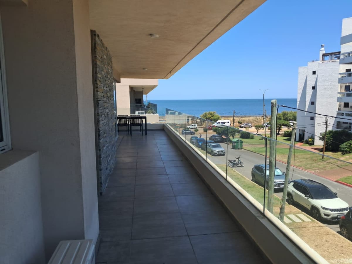 Alquiler anual de apartamento 2 dormitorios frente al mar playa mansa