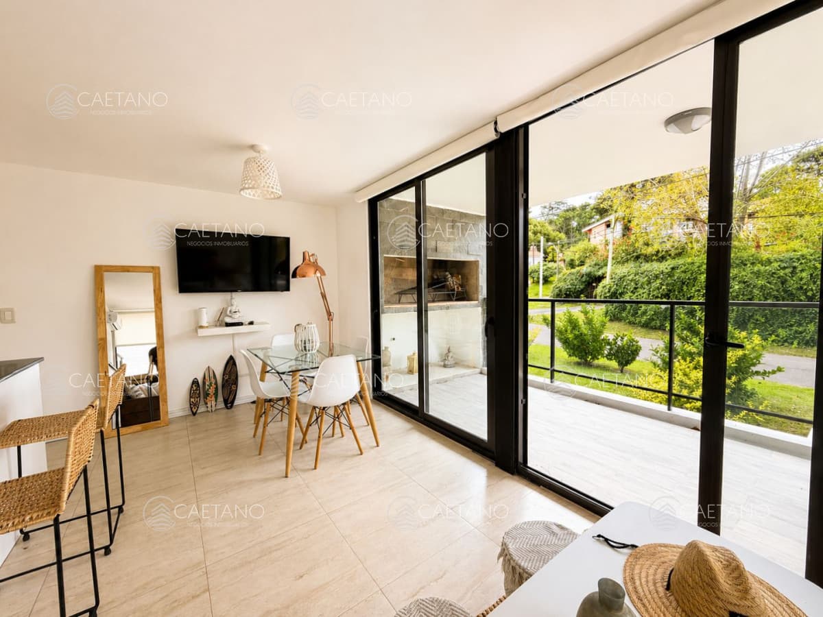 Apartamento en venta a pasos del mar, 2 dormitorios con parrillero — foto 3