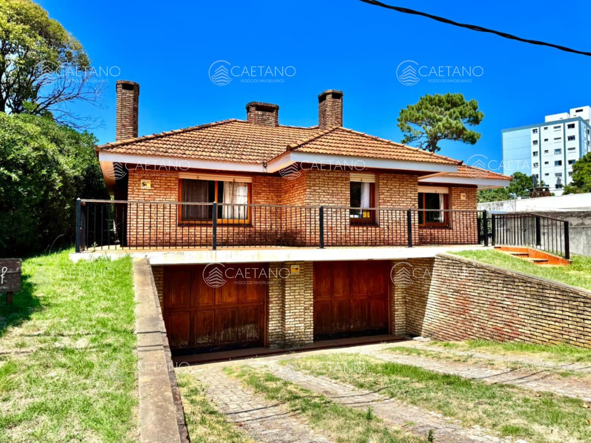 Casa de 3 dormitorios mas dep. en alquiler anual
