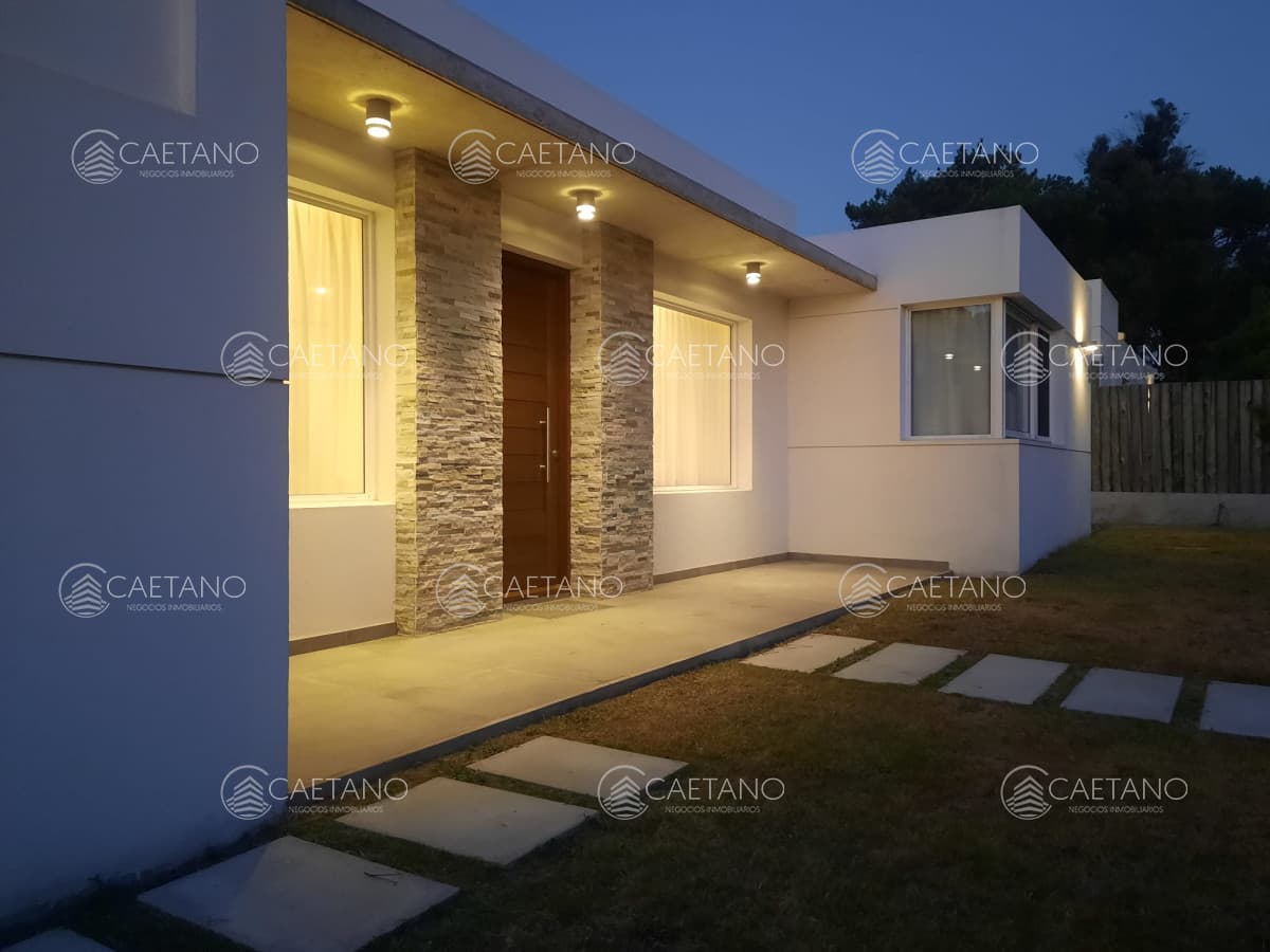 Venta casa de tres dormitorios en la Barra de Maldonado