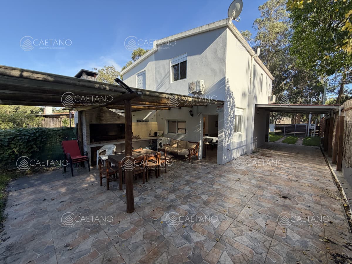 Oportunidad en Bella Vista - Casa Amueblada de 2 Dormitorios con Parrillero y Cochera — foto 2