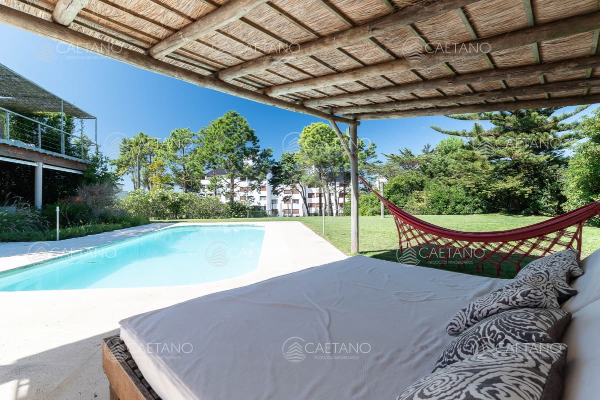 Venta de Casa con Vista al Mar y Apartamento Independiente en Pinares, Punta del Este