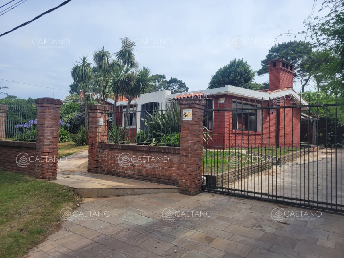 Casa en venta en B. Cantegril, zona de colegios entorno residencial