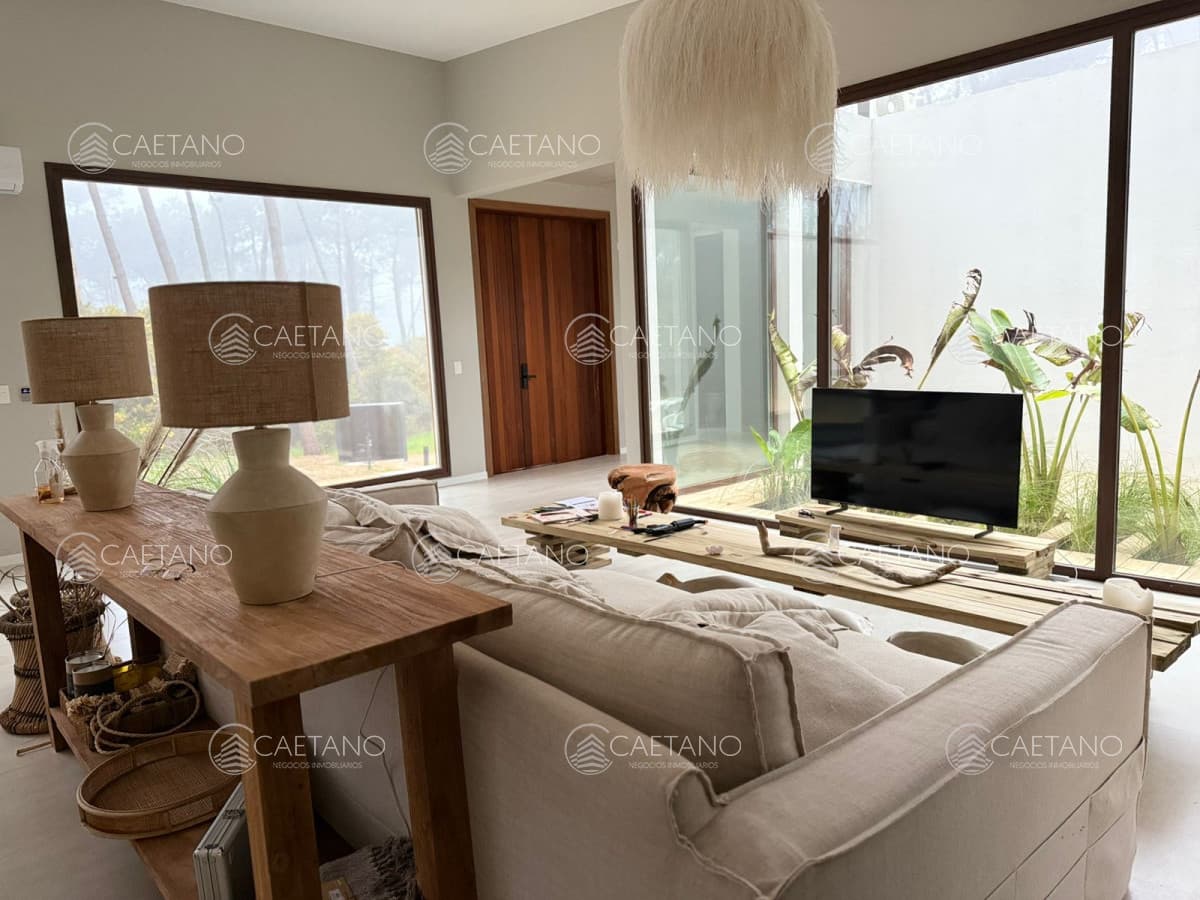 Excepcional residencia en Barrio Privado Reserva Montoya