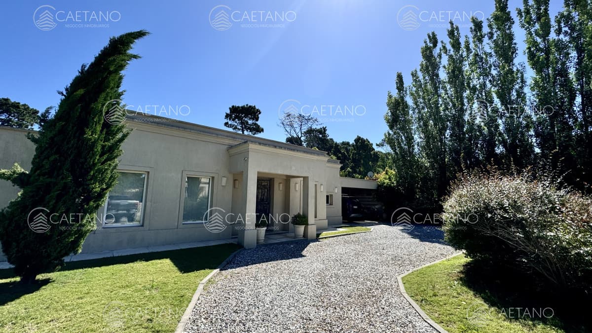 ESPECTACULAR CASA DE 4 DORMITORIOS EN SUITE EN BARRIO PRIVADO DE PUBTA DEL ESTE
