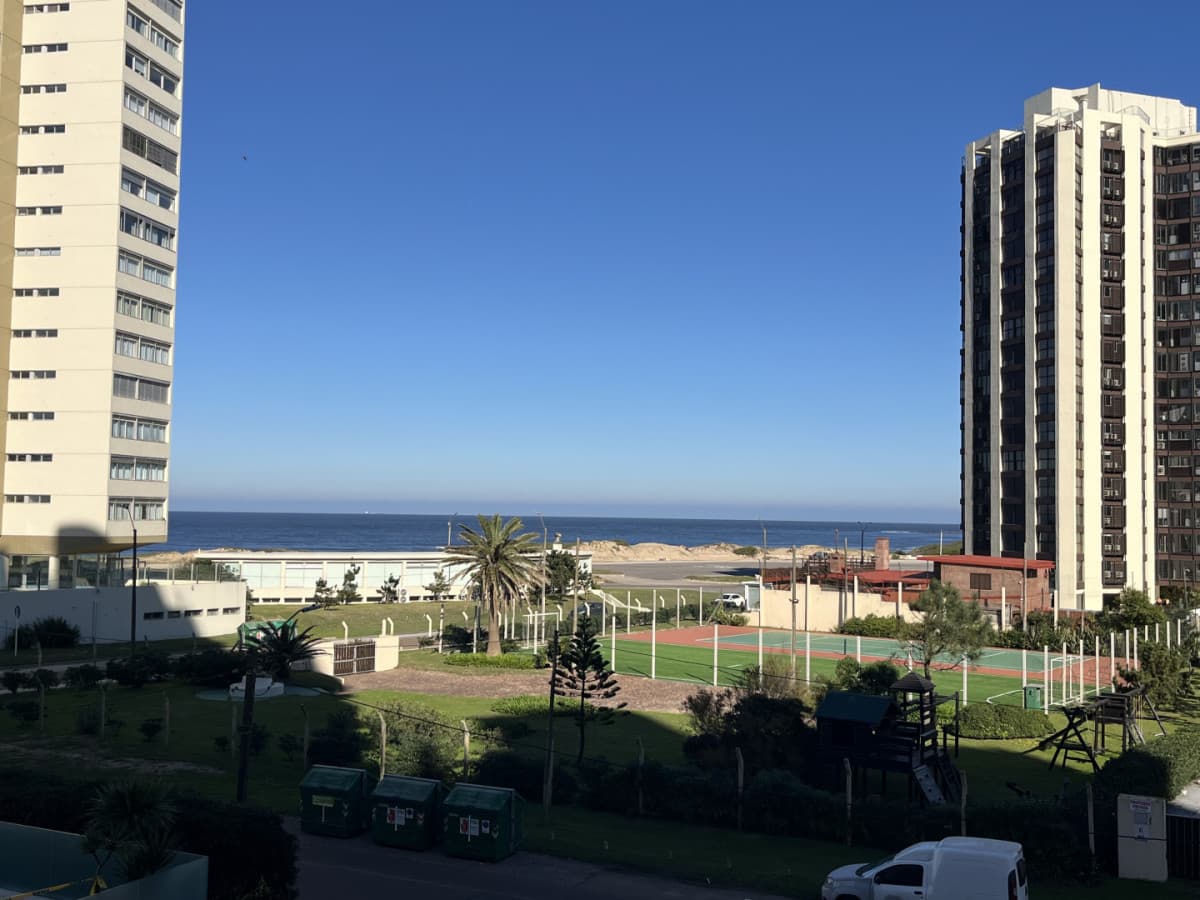 BRAVA, A 100 MTS DEL MAR. COMODO APARTAMENTO CON MUY BUENOS SERVICIOS