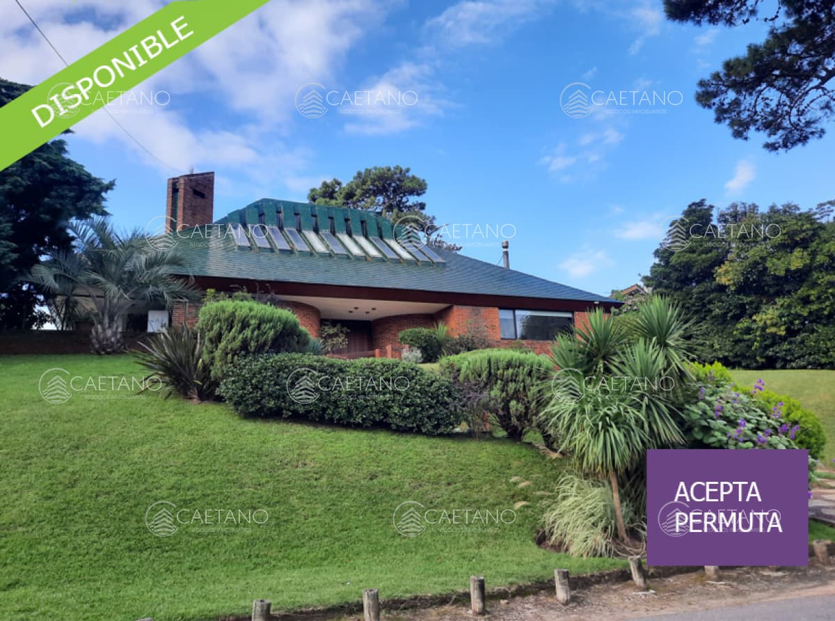 Oportunidad; Casa - Chalet en venta - permuta, de cinco dormitorios en Punta del Este