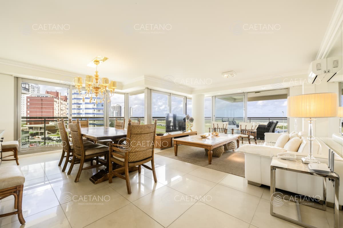 Imperiale Esquinero Departamento en Venta de Tres dormitorios en Playa Brava