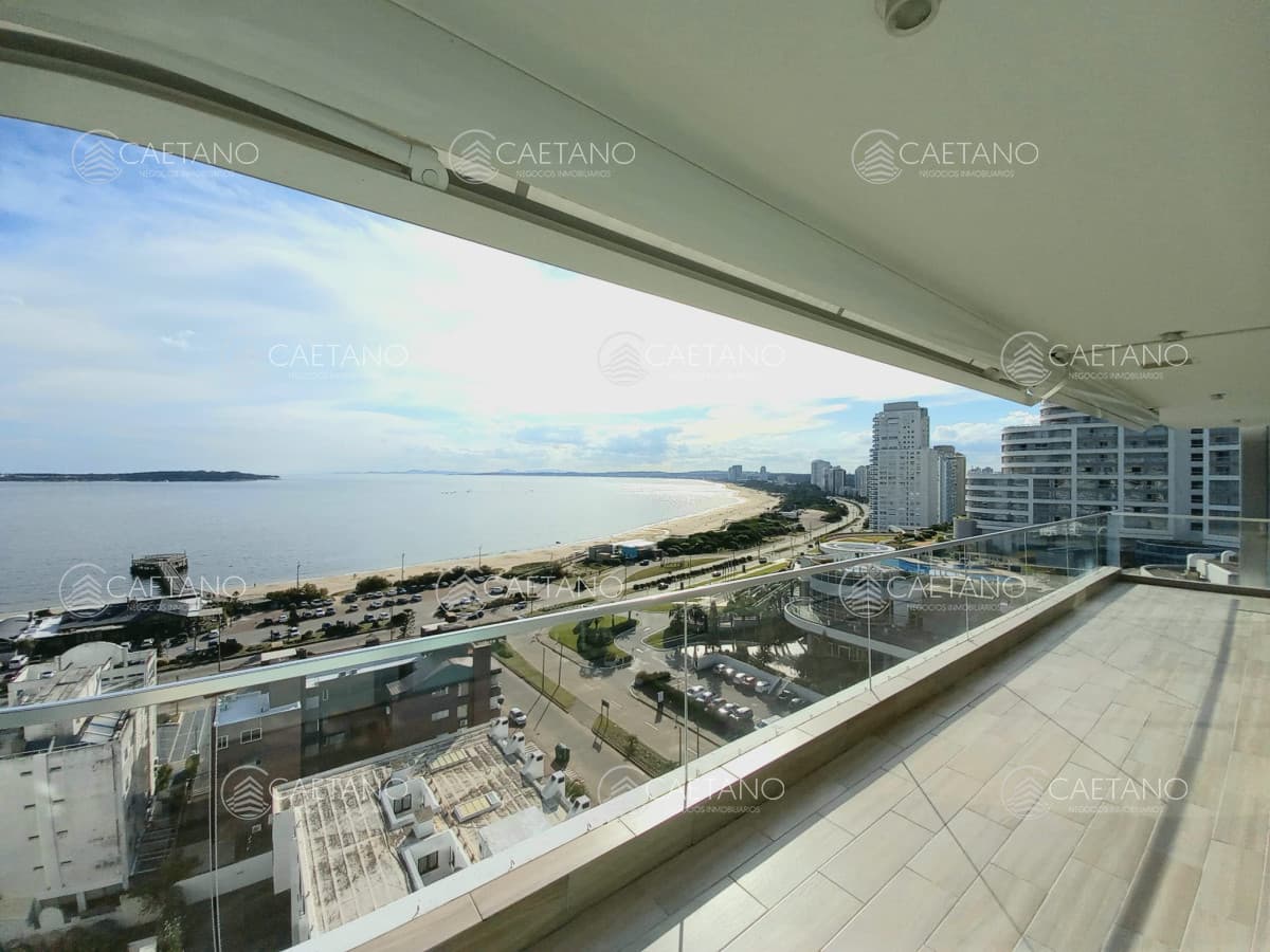 Excelente apartamento de 3 dormitorios con vista a Playa Mansa en alquiler
