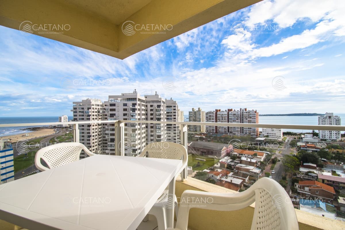 Apartamento en alquiler temporario dos dormitorios con vista a Playa Mansa
