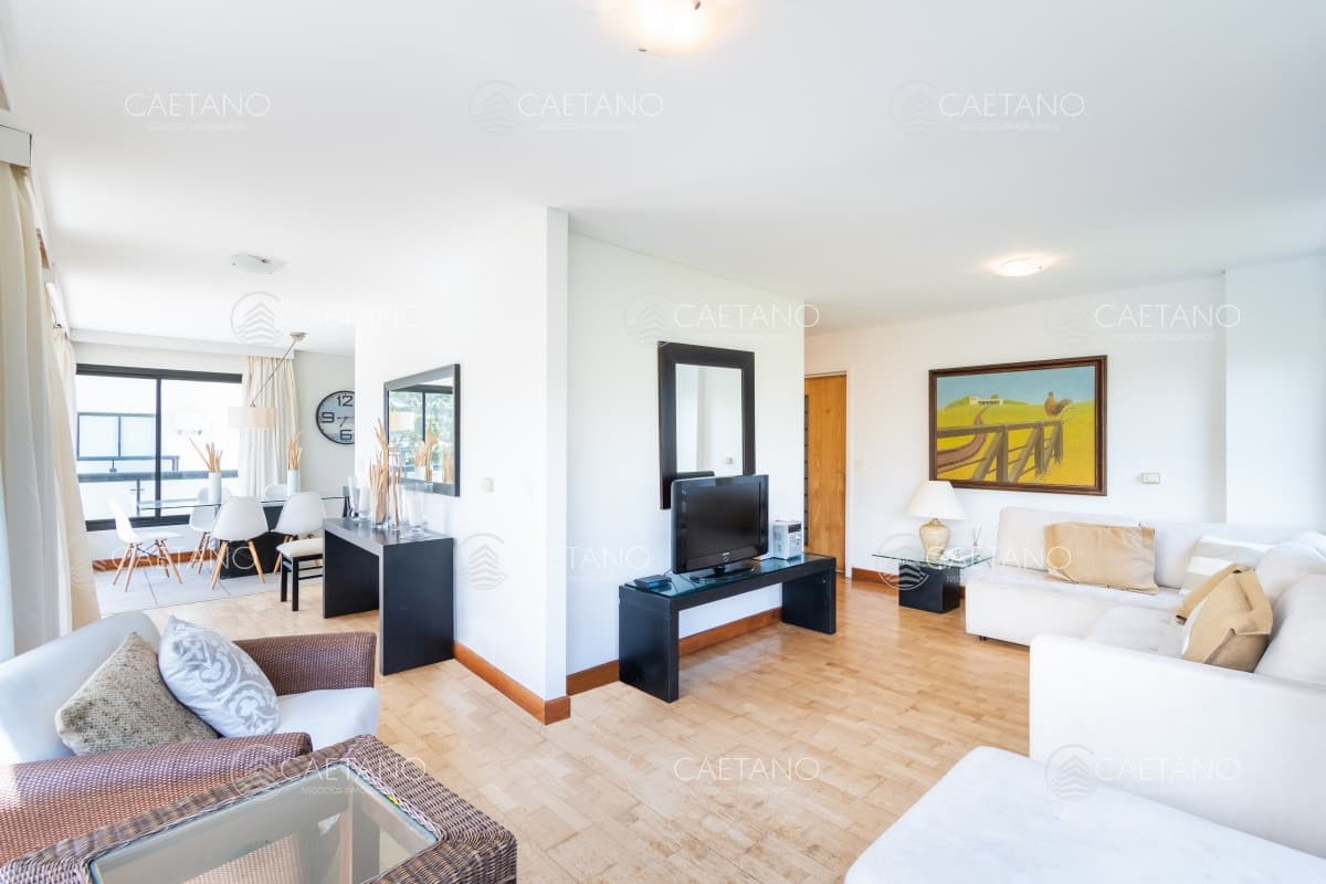 Moderno Apartamento en Alquiler de Tres Dormitorios en Primera Linea, Playa Brava — foto 2