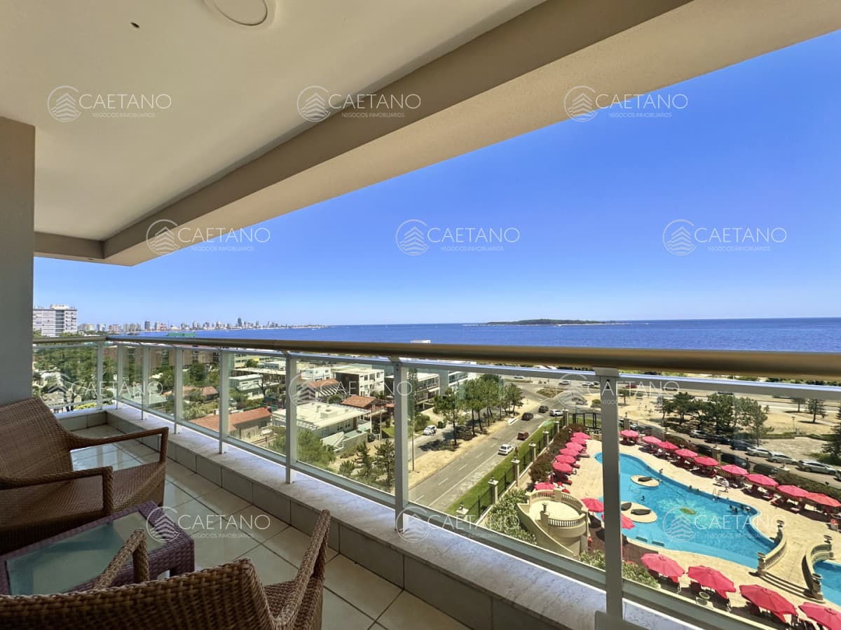 Apartamento de tres dormitorios y servicio con vista al mar en alquiler de verano, Playa Mansa, Punta del Este.