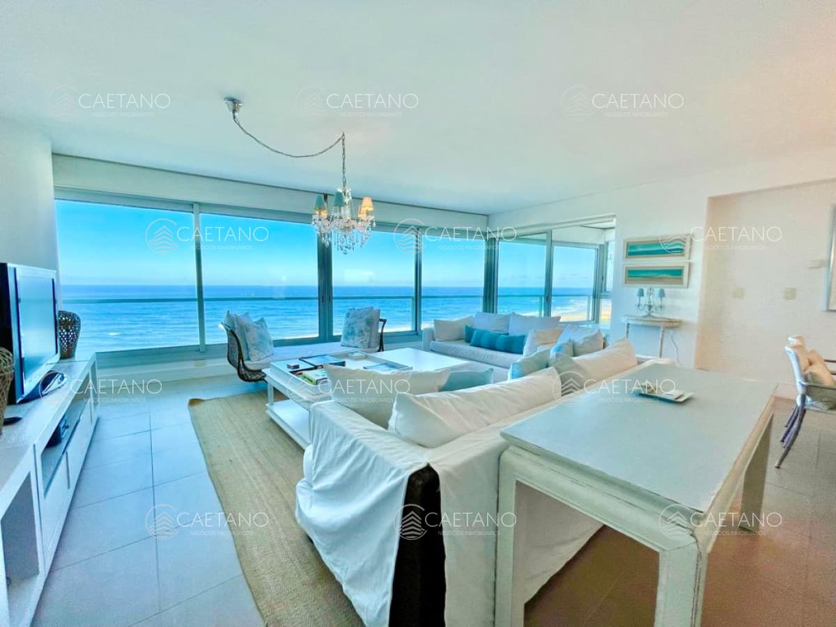 Venta de apartamento premiun de tres dormitorios más dependencia en torre de categoría sobre playa Brava, Punta del Este