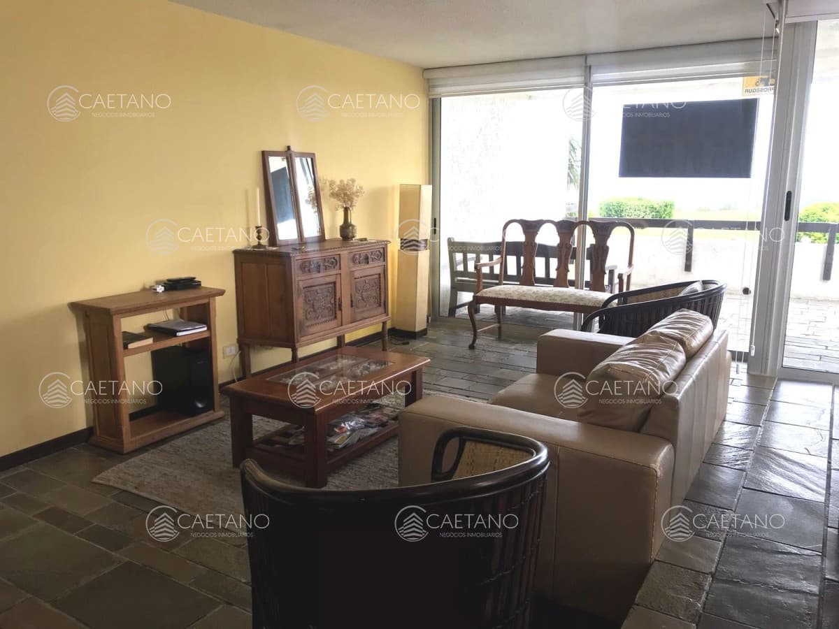 Muy lindo apartamento de 2 dormitorios en primera línea Playa Mansa! — foto 2