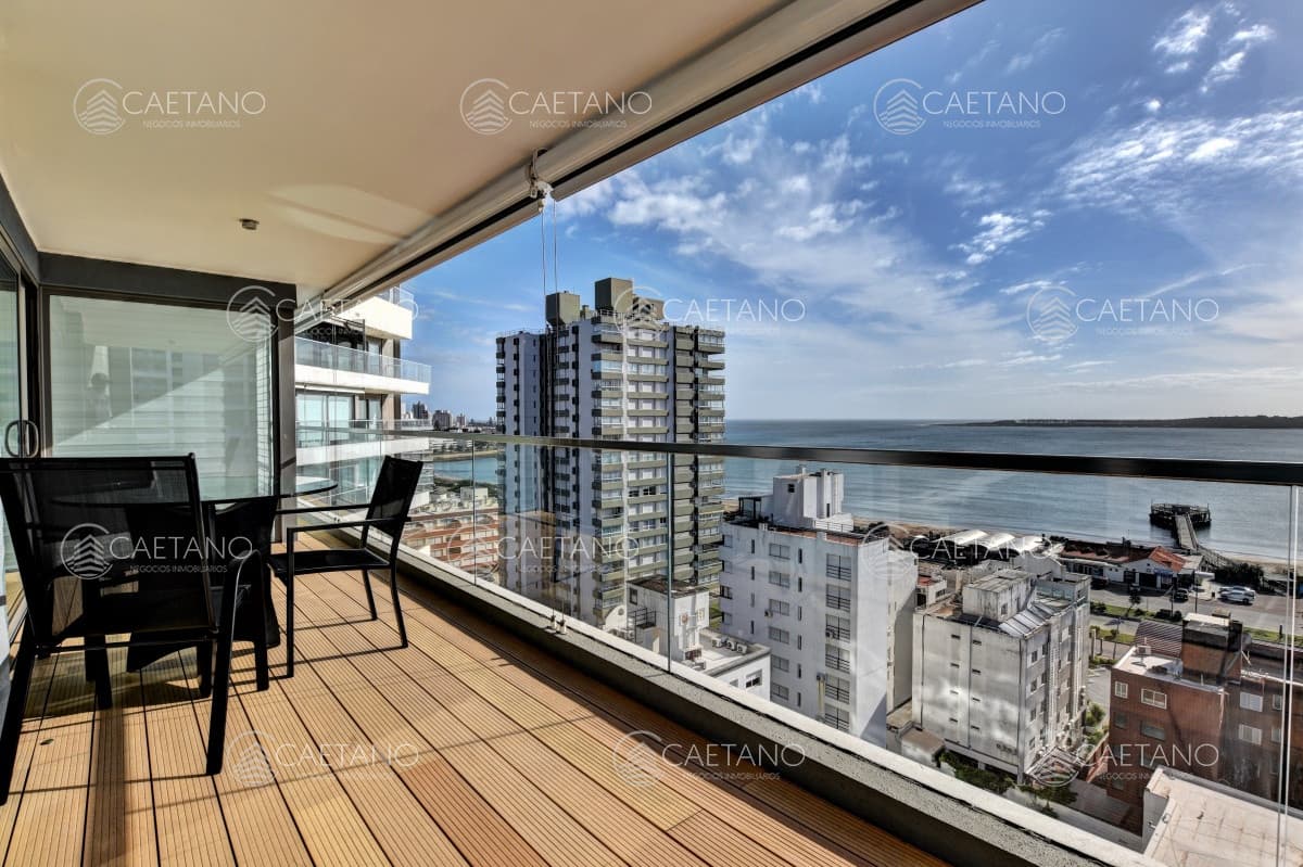 Excelente apartamento de 3 dormitorios con vista a Playa Mansa