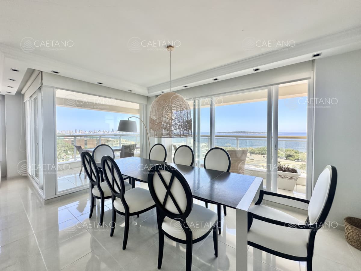 Apartamento de tres dormitorios y servicio con vista al mar en alquiler de verano, Playa Mansa, Punta del Este. — foto 2