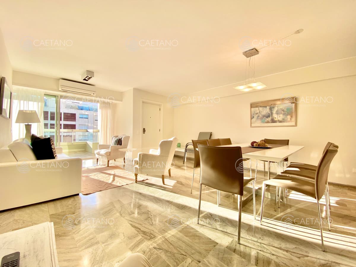 Apartamento de tres dormitorios en venta, Punta del Este