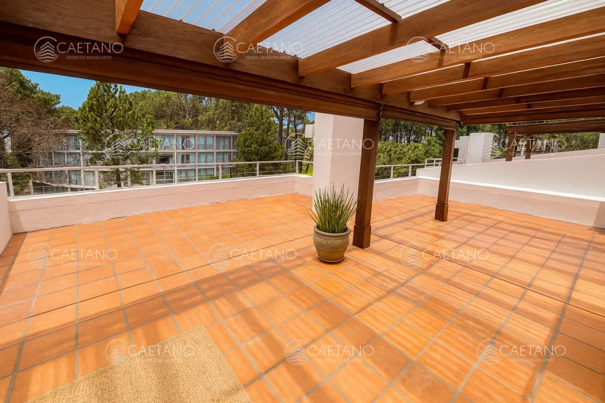 Venta apartamento tres dormitorio con gran terraza parrillero cubierto Punta del Este — foto 3