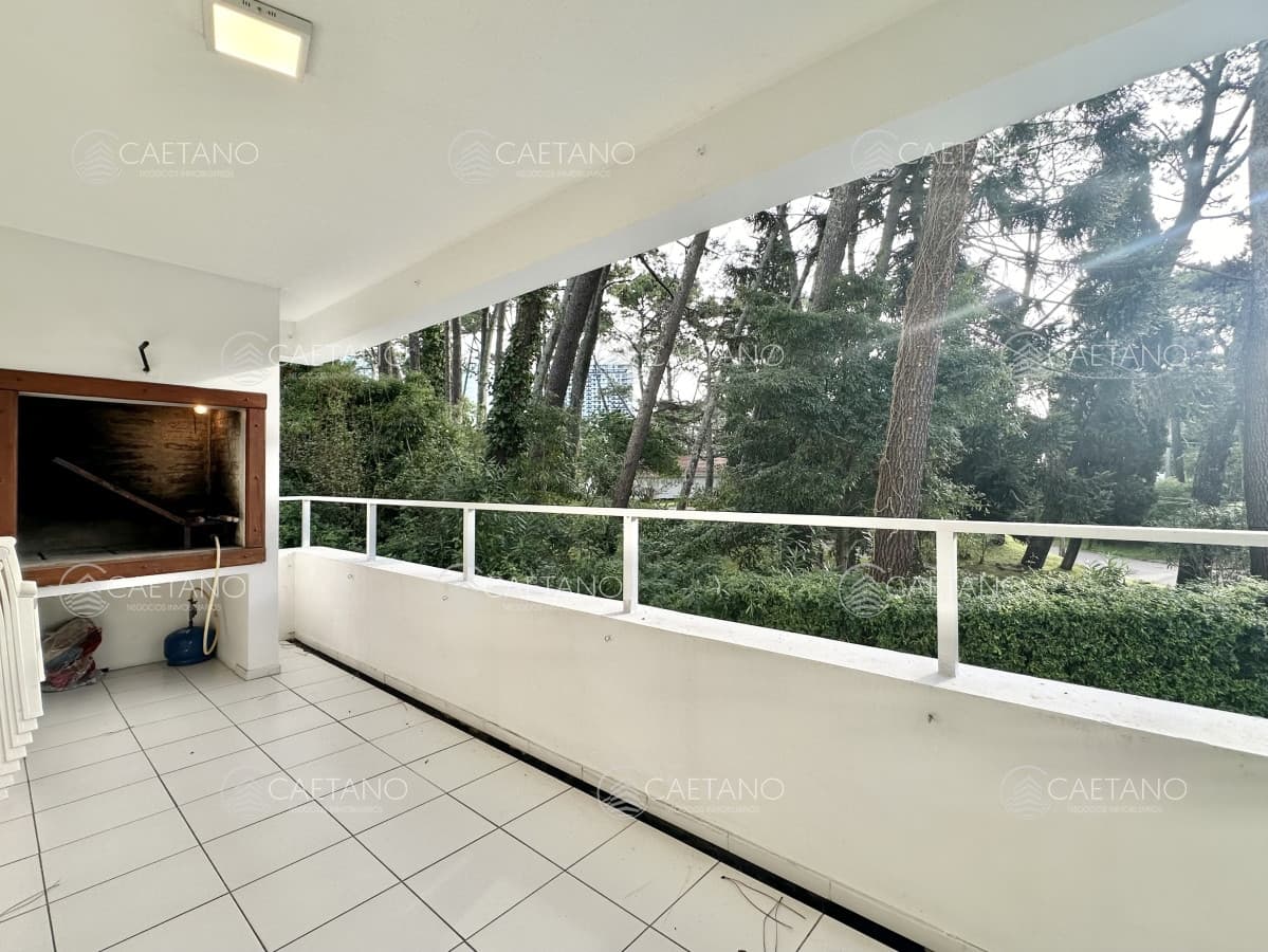 Apartamento de tres dormtiorios con parrillero propio, Playa Mansa, Punta del Este. — foto 2