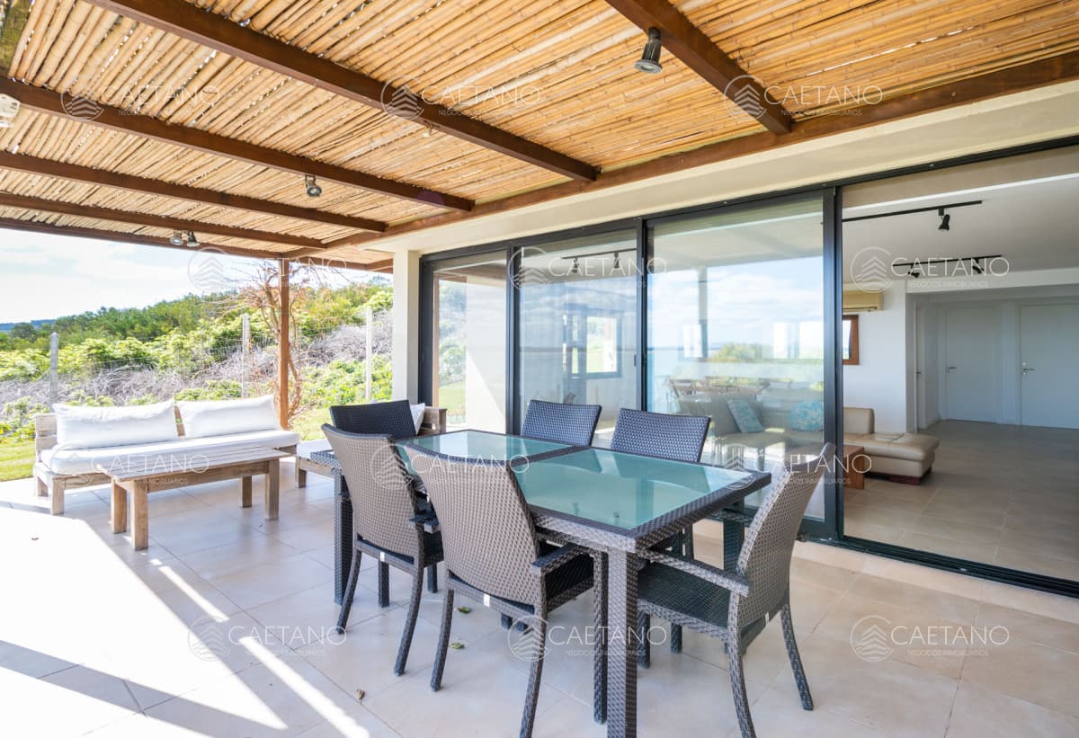 Apartamento esquinero en alquiler temporario de tres suites con parrillero propio