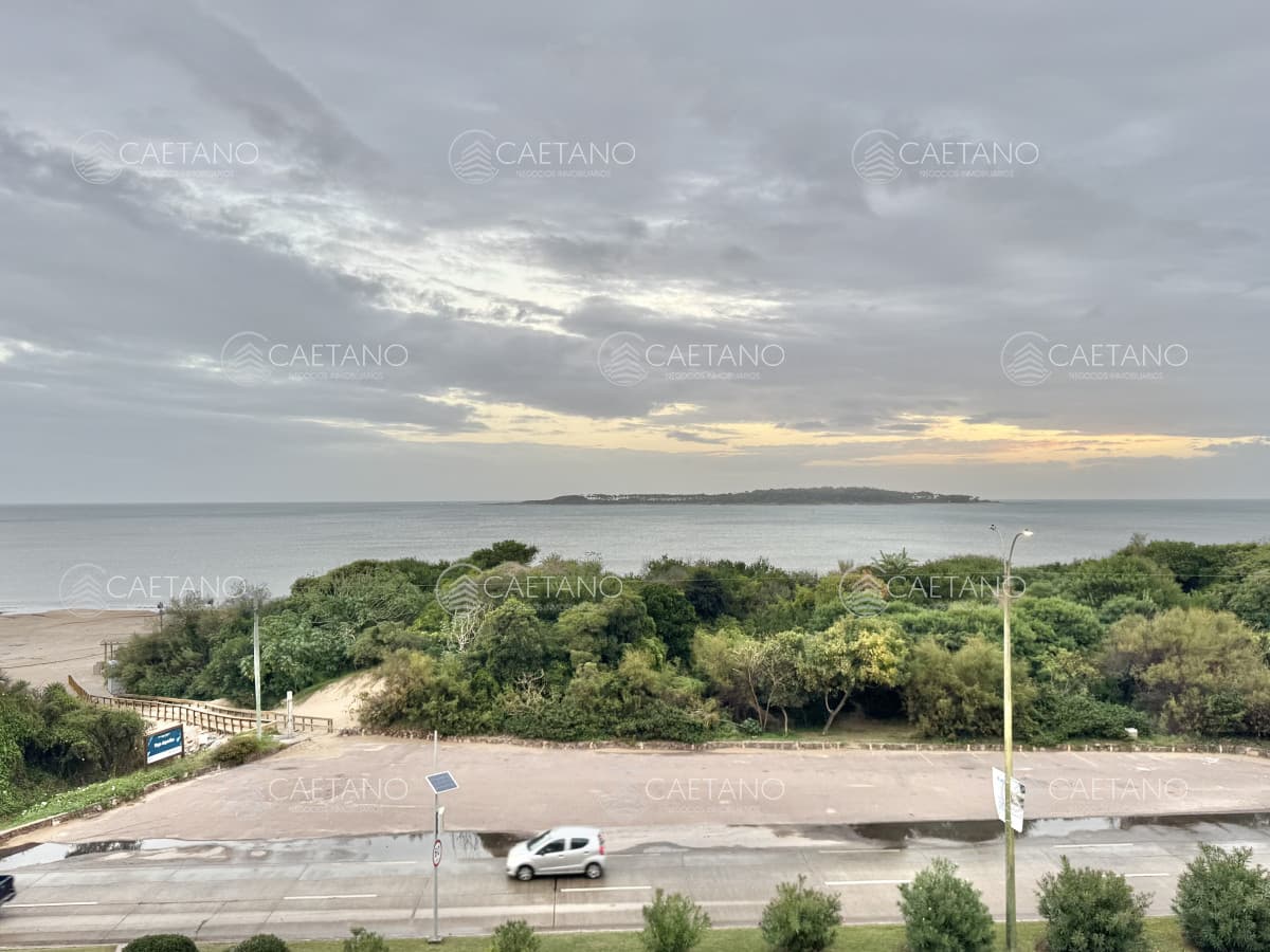 Apartamento de dos dormidos frente al mar en playa mansa — foto 3