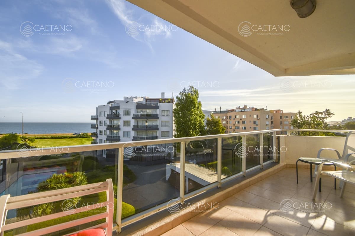Excelente Apartamento de Tres Dormitorios frente al Mar - Punta del Este