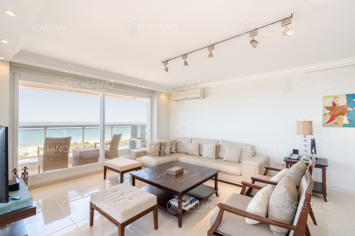 Apartamento de Tres dormitorios y servicio en Alquiler Le Jardin