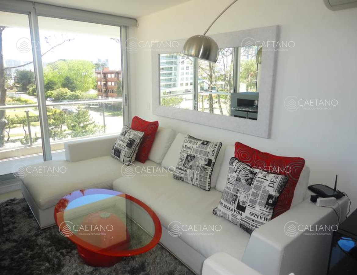 Excelente apartamento de tres dormitorios con muy buenos servicios, Playa Brava
