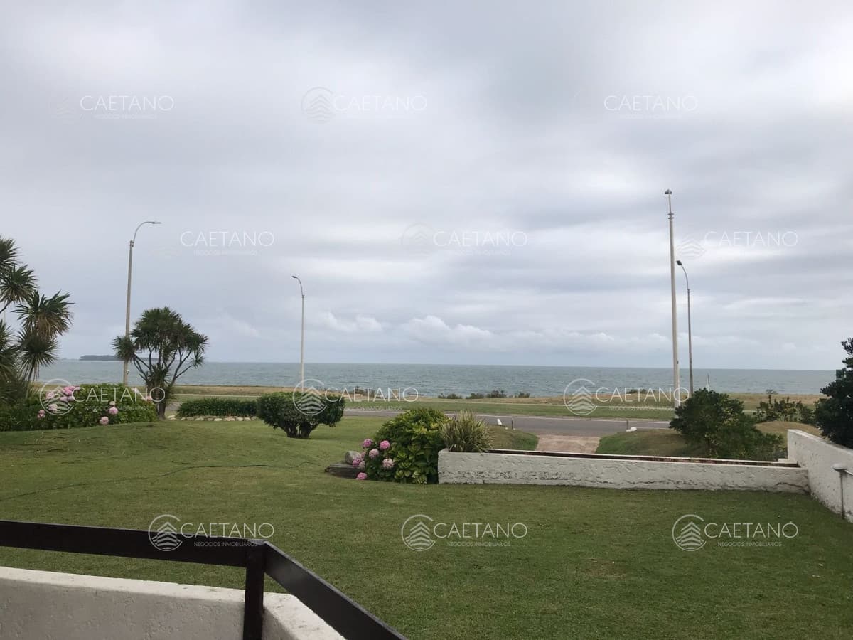 Muy lindo apartamento de 2 dormitorios en primera línea Playa Mansa! — foto 3