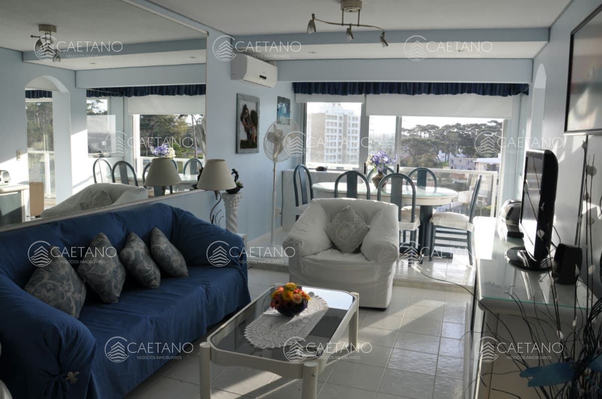 Apartamento de un dormitorio y medio frente a la Playa Mansa de Punta del Este