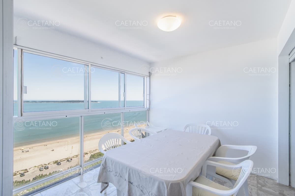 Venta apartamento dos dormitorios y dependencia frente al mar playa mansa, Punta del Este. — foto 2
