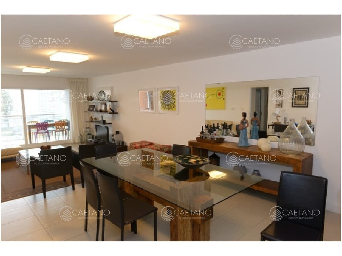 Lindo apartamento de 3 dormitorios a metros de Playa Mansa y Brava!