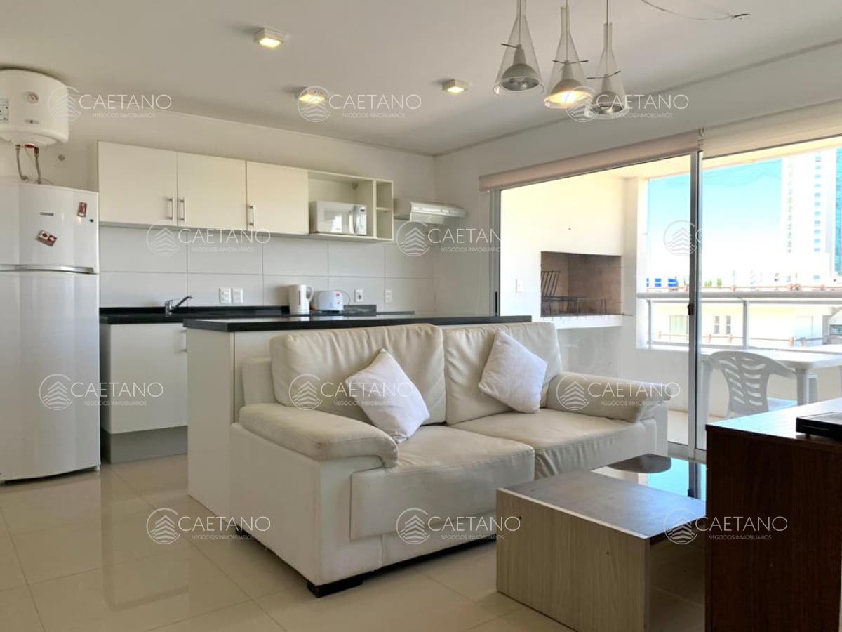 Apartamento de Dos Dormitorios en Venta - Punta del Este