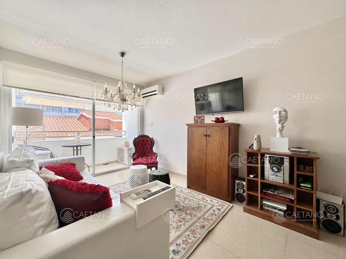 Apartamento de dos dormitorios en venta, Playa Brava, Punta del Este.