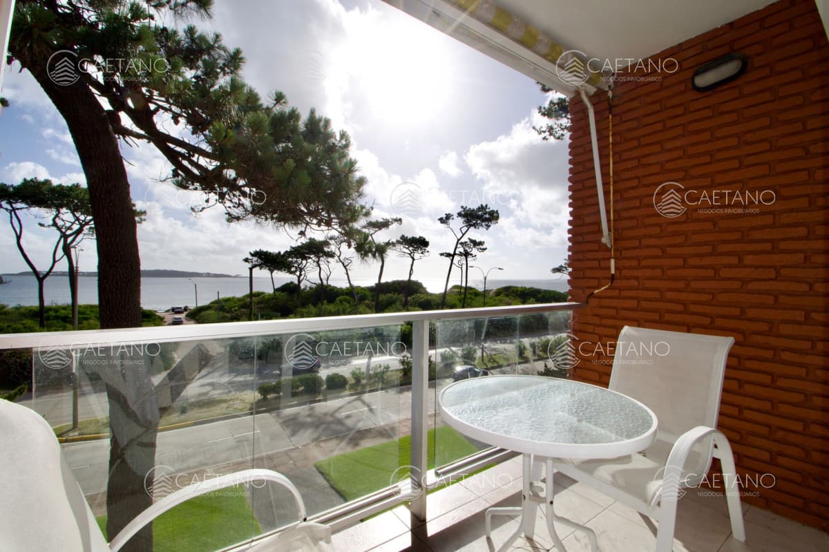 Apartamento de dos dormitorios con vista al mar en Playa Mansa
