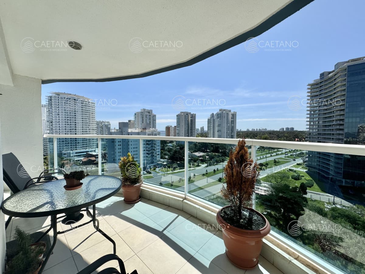 Casino Tower de dos dormitorios en venta, Punta del Este.