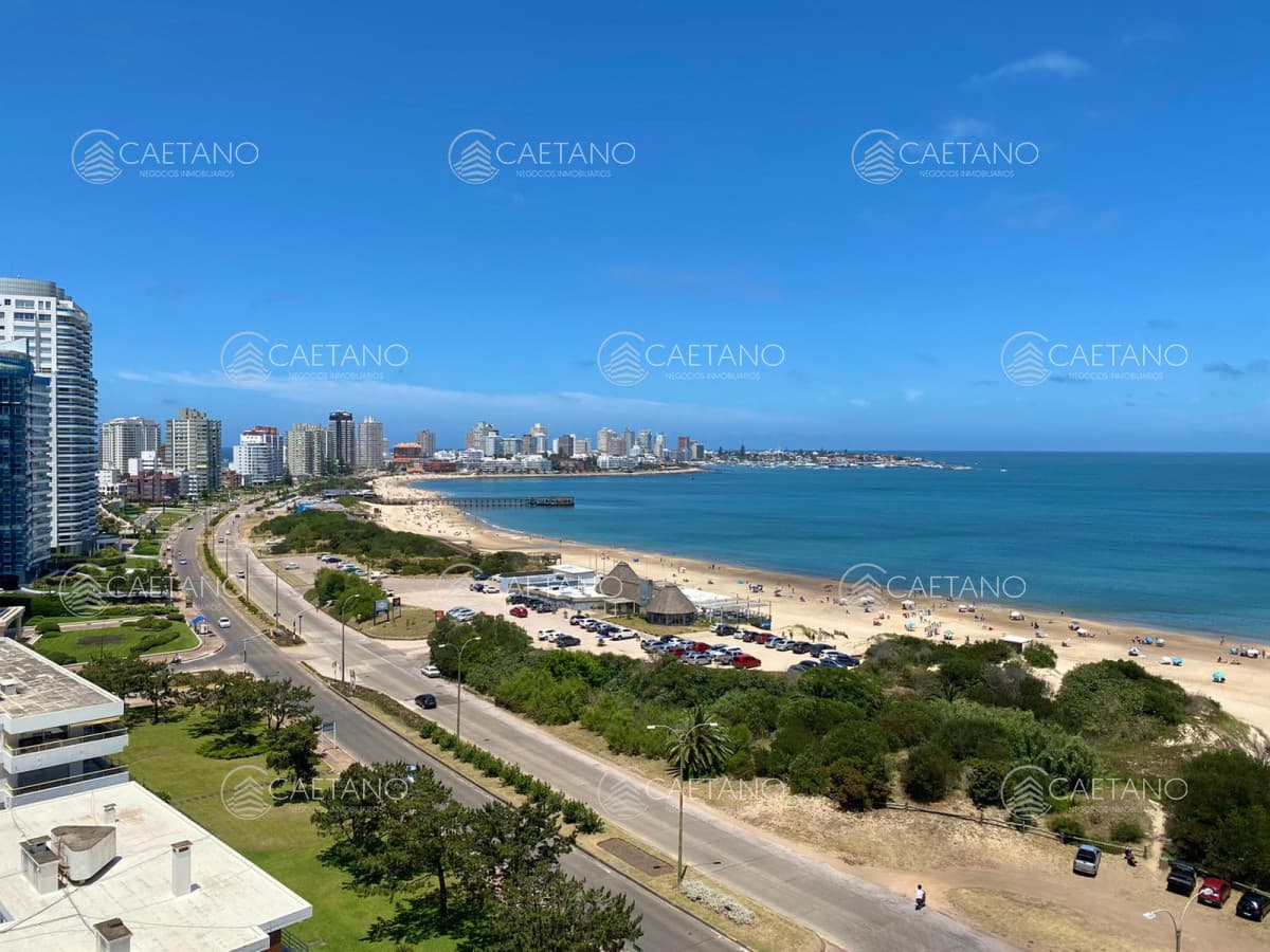 Apartamento de Tres Dormitorios frente al mar, en alquiler temporal